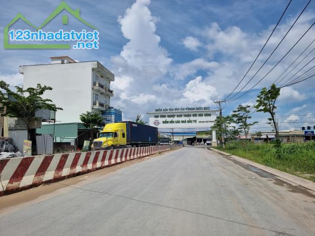 Cho thuê kho xưởng mặt tiền nhựa 1.500m2 Đức Hòa, Long An giá 70tr/tháng Lh: 0974480757 - 4