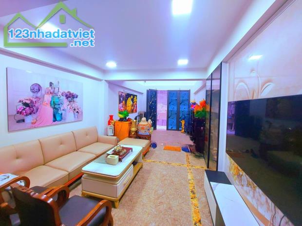 Bán nhà Hoàng Quốc Việt ngõ thông ô tô tránh kinh doanh 66m 6 tầng 9.5 tỷ