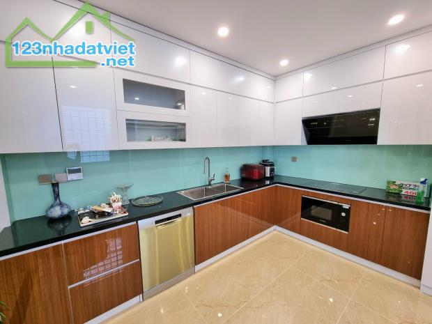 Bán nhà phố Nguyễn Văn Cừ, 6 Tầng, Thang máy, 3 Bước ra phố, Nhà Đẹp Long Lanh.