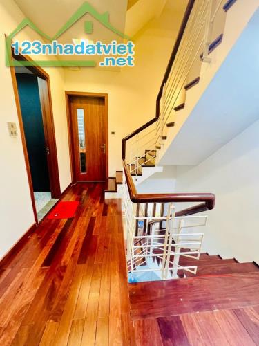 PHÂN LÔ QUÂN ĐỘI Ô TÔ TRÁNH, 7 CHỖ VÀO NHÀ, KINH DOANH, AN SINH ĐỈNH.