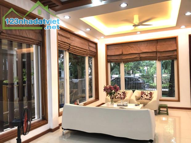 Cho thuê Biệt thự Palm Garden Việt Hưng-Long Biên-200m*3 tầng-full đồ-giá thuê 30 triệu - 2