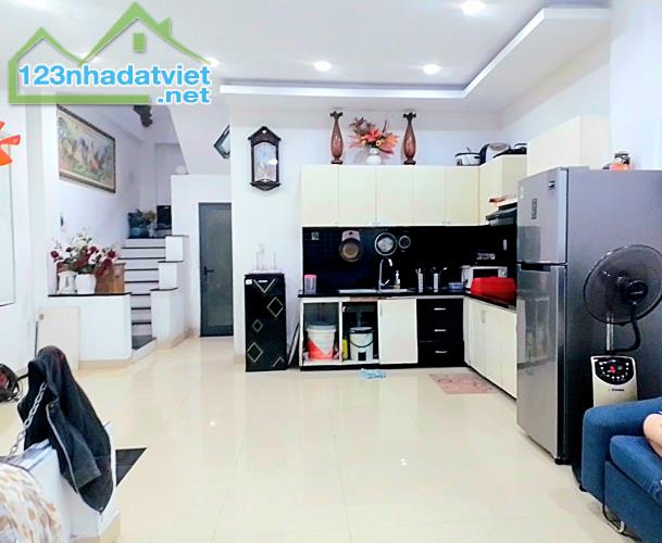 💥 Nhà 3 tầng kiệt Oto THÁI THỊ BÔI –  LÔ GÓC –  DT 60m2 – 3 tỷ (0935.621.182)