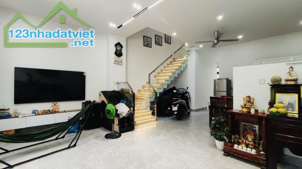 BÁN NHÀ MT Nguyễn Cửu Đàm, Tân Phú 4 tầng 81m2 (4,5x18). Kinh doanh đỉnh. Giá chỉ 15 tỷ - 3