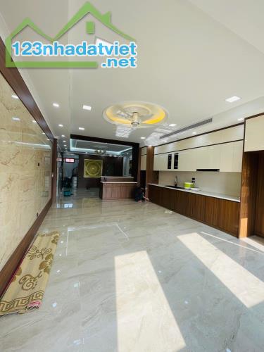 Giảm 2 tỷ. Cần bán RẤT gấp nhà đẹp Hoàng Quốc Việt 82m2, 7T, thang máy, vỉa hè, ô tô tránh - 2
