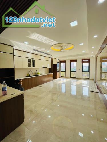 Giảm 2 tỷ. Cần bán RẤT gấp nhà đẹp Hoàng Quốc Việt 82m2, 7T, thang máy, vỉa hè, ô tô tránh - 1