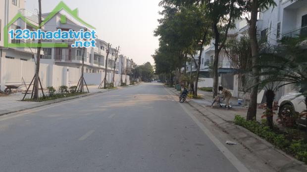 Bán LK Foresa Xuân Phương 90m2 4T 5m MT 16,8 tỷ đường 40m ở, làm VP, KD đỉnh