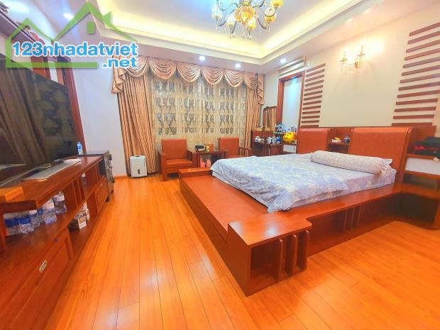 Siêu phẩm Trần Kim Xuyến phân lô – vỉa hè – ô tô tránh 155m2 , MT10m giá chỉ 49 tỷ .