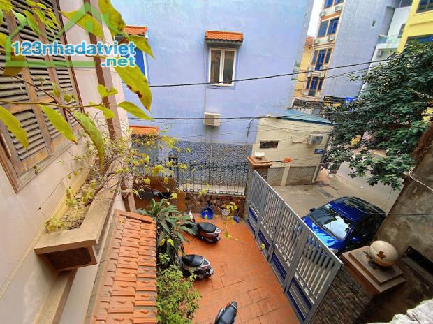 💥 Bán Biệt thự phố Ngọc Khánh, Ba Đình, Lô góc, Ô tô tránh, 140m2 2T, MT 14m, Chỉ 35 Tỷ
