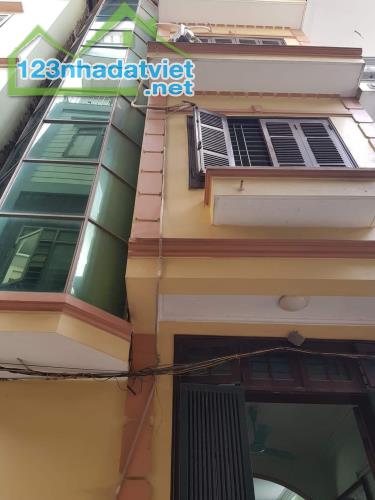 Bán nhà Định công - Hoàng Mai , DT 40m2, MT 4.8 , Giá hơn 5 tỷ , Oto đỗ cửa .