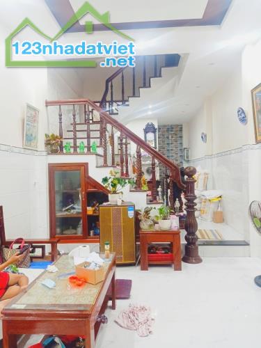 Vài bước chân ra Cao Thắng, Dtsd 105m2 - 3 Mê, chỉ 2.4 tỷ (0935621182) - 2