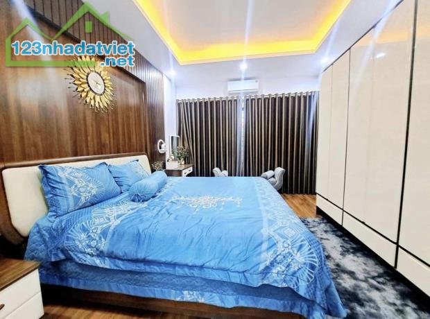 Chỉ 8 tỷ 8 Có Nhà Trần  Quốc Hoàn 36 m2 ,  6 Tầng ,  ĐẲNG CẤP PHÂN LÔ 2 THOÁNG - Ô TÔ