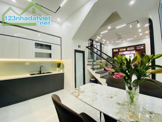 Bán nhà Khương Đình, Thanh Xuân, ô tô đỗ, ngõ nông rộng, mới đẹp 48m2, 5 tầng chỉ 6.1 tỷ.