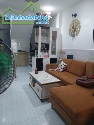 Định cư Bán gấp nhà Quận 10, 65m2, 4 tầng, cho thuê giá cao, chỉ 6 tỷ 900 - 2