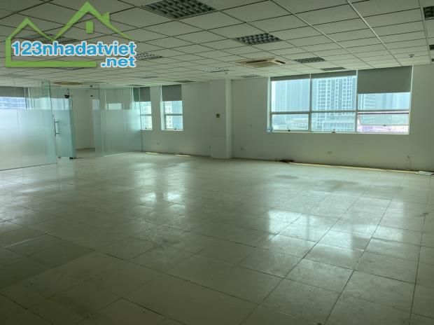 Cần cho thuê văn phòng  50m2,100m2,130m2,260m2,400m2 mặt phố Đội Cấn Quận Ba Đình.