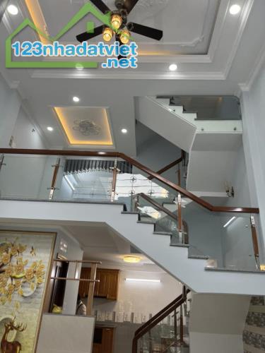 Giảm sâu 3 tỷ bán gấp nhà HXH Cao Thắng, 77m2, 6 phòng ngủ, chỉ 12 tỷ 200 - 3