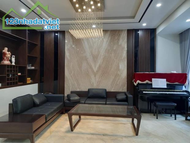 ⚜️ Bán nhà mặt phố VIP Chùa Bộc, Đống Đa, 70m2 MT 11m, Chỉ 36.5 Tỷ ⚜️ - 2