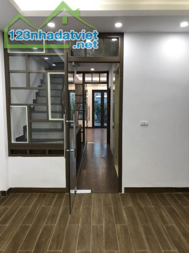 Bán nhà Lạc Long Quân – Quận Cầu Giấy – Ô tô vào nhà – 40m2 – 5 tầng chỉ 5,2 tỷ .