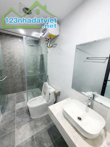 Bán Nhà Giáp Bát - Hoàng Mai , DT 37m2 , 6T , MT 6m2 , Giá Hơn 5 Tỷ, ô Tô Đỗ cổng