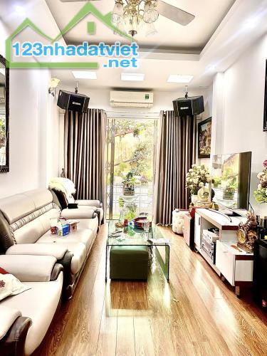 ⚜️ Bán nhà Mặt Phố Cát Linh, Đống Đa, 27m2 3T MT 3.7m, Chỉ 10.4 Tỷ ⚜️