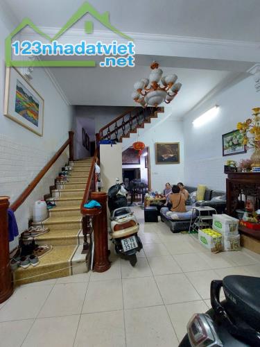 Bán Nhà Riêng Phố Tương Mai – Quận Hoàng Mai80m2 5 tầng Mặt Tiền 5m chỉ nhỉnh 16 tỷ. LH: 0 - 4