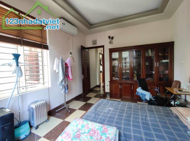 Bán nhà Nguyễn Văn Huyên 74m2 – Mặt tiền 7,4m – 5 Tầng – Ô tô vào nhà – 17,2 tỷ .