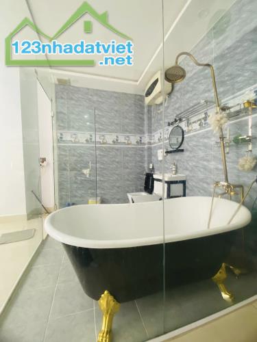 Chỉ  7 tỷ có ngay căn nhà 5 Tầng Hẻm Xe Hơi - Khu Vip  Quận Tân Phú .