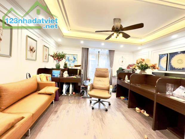HƠN 23 TỶ MẶT PHỐ ĐỘI CẤN ĐOẠN CỰC KỲ ĐẸP LÔ GÓC 68m2 x 5 TẦNG MT 5.5m KINH DOANH SỔ VUÔNG