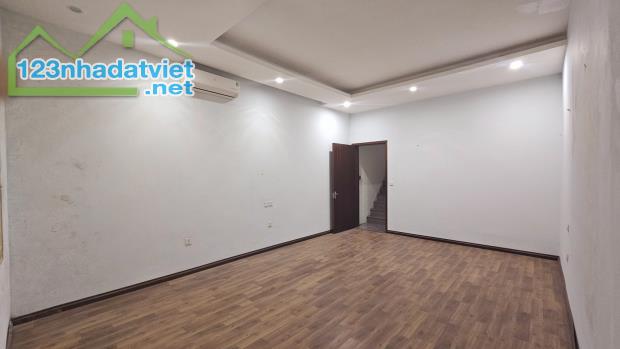 Bán nhà Tam Trinh , SIÊU HIẾM , 50m2 , 4,2 tỷ , mặt tiền 5m , Nhà dân xây chắc chắn , Ở