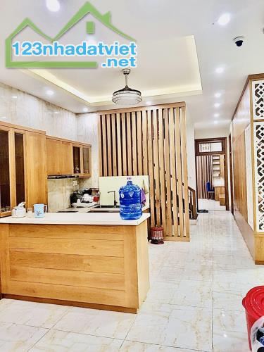 Bán Gấp - Biệt Thự - Huỳnh Văn Bánh - Phú Nhuận - 238m2 - 3 Tầng - Giá 26 Tỷ - TL - 1