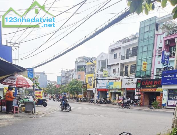 Cần bán căn nhà MT kinh doanh. Đường 7, P. Linh Trung, dt 180 m² giá MT kinh doanh