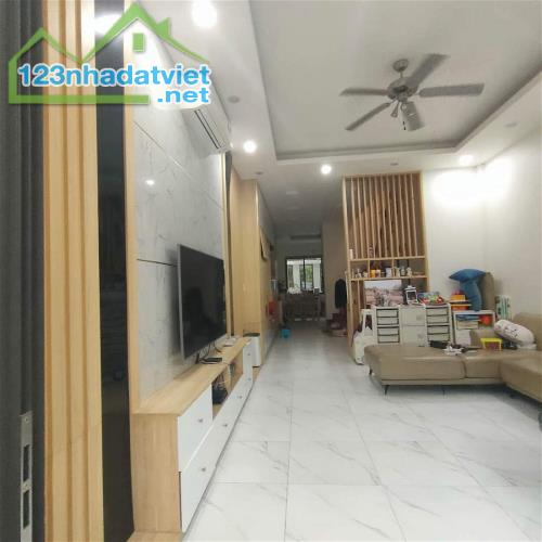 Cần bán gấp nhà phân lô Hoàng Quốc Việt 100m2, 5T, thang máy, ô tô tải tránh, ô tô vào nhà - 2