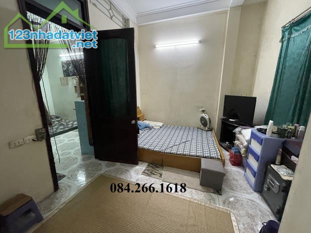 Nhà đầu ngõ Trần Phú-Gần phố Chiến Thắng-Cạnh chợ và trường đại học ô tô đỗ giá rẻ