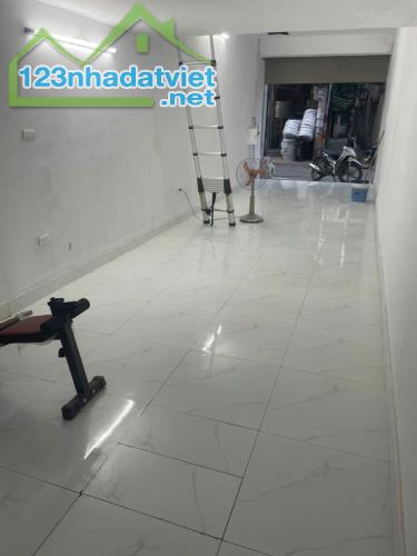 Cho thuê nhà MP Định Công - Hoàng Mai 60m x 4T giá 18tr, kinh doanh hàng ăn, cafe