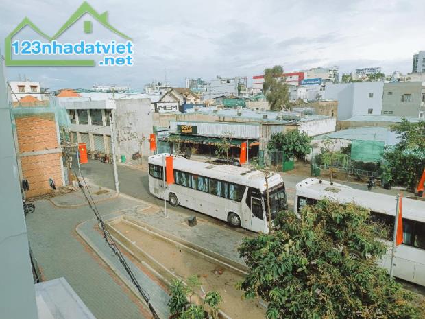 Mặt tiền đường nhựa 412 Huỳnh Tấn Phát Bình Thuận Quận 7 3 tầng view công viên 87.5m2 12tỷ - 2