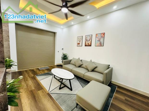 Ngõ 2.7m, thông, Mới kính koong, PHỐ Đặng Tiến Đông-0946383428