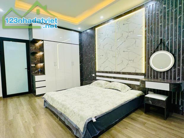 Ngõ 2.7m, thông, Mới kính koong, PHỐ Đặng Tiến Đông-0989311985