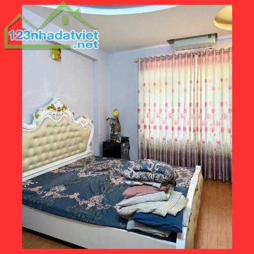 Bán nhà chung cư mini Việt Hưng 220m2 - 7 T - MT 7m - 26 phòng - Ô tô tránh - 140tr/tháng