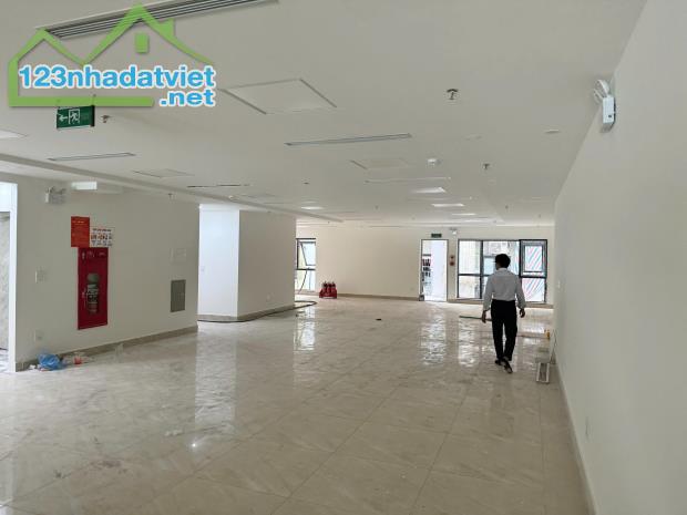 Văn Phòng cho thuê  120m2 Mặt Phố Giảng Võ, Đống Đa - 26 Triệu/Tháng. Có chỗ để Ô TÔ