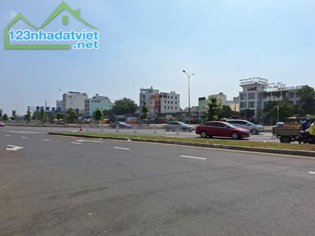 Đất Full Thổ, 1000m2, Giá 109 Tỷ, Đường Nguyễn Văn Linh, P Bình Thuận, Quận 7, Bán