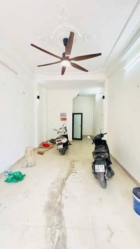 Bán nhà khu Đền Lừ - Cách phố 5m - Oto vào nhà - View vườn hoa đẹp. - 5