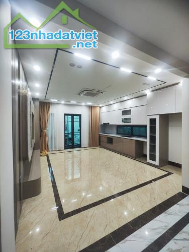 Độc! Nhà Nguyễn Văn Cừ góc mới tinh - Ô tô vào nhà - 60m2*5.1m, 6T thang máy - Kinh doanh - 1