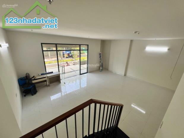 Cho thuê shophouse 151m2 , trệt , lầu , 3wc , 3pn . 15tr Ngay 2225 Phạm Thế Hiển , Q.8 - 4