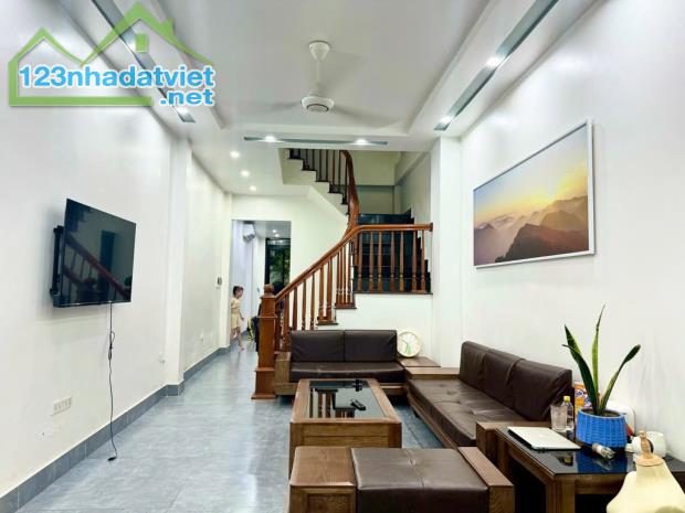 Nhà đẹp tại Phố Bồ Đề, ngõ thông tứ tung, ô tô qua nhà - 66m², 4 tầng, 3.8m - chào 8.75 tỷ - 1