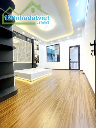 Bán nhà đường Hoàng Mai. Diện tích 40 m2, nhà 6 tầng, phân lô, gara ô tô, kinh doanh, 10T - 2