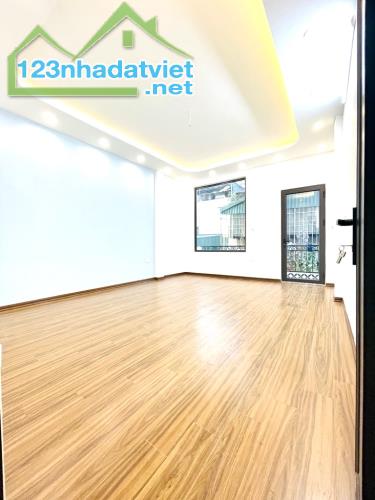 Bán nhà đường Hoàng Mai. Diện tích 40 m2, nhà 6 tầng, phân lô, gara ô tô, kinh doanh, 10T - 3