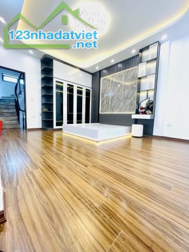 Bán nhà đường Hoàng Mai. Diện tích 40 m2, nhà 6 tầng, phân lô, gara ô tô, kinh doanh, 10T - 4