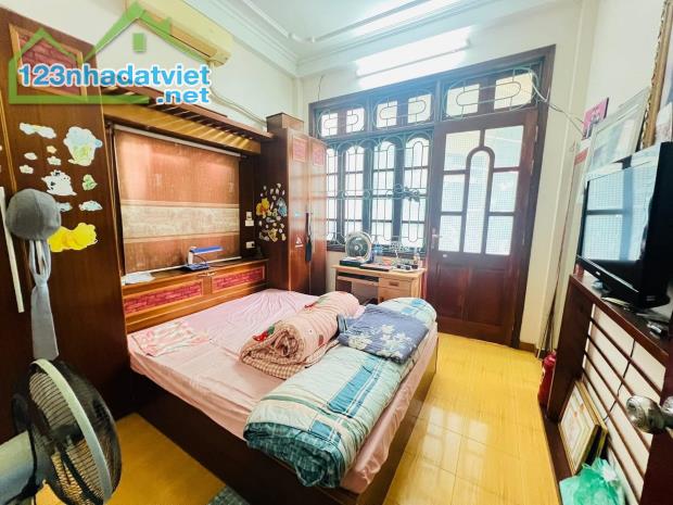 BÁN NHÀ CẦU GIẤY 40M2 - Ô TÔ NGỦ TRONG NHÀ - 4 TẦNG - 9.6 TỶ - 1