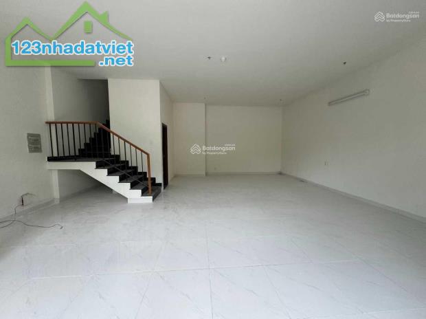 Cho thuê shophouse 151m2 , trệt , lầu , 3wc , 3pn . 15tr Ngay 2225 Phạm Thế Hiển , Q.8 - 2