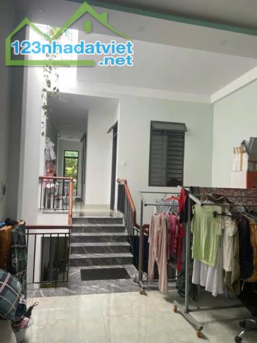 Bán nhà 2 tầng vừa mới xây full nội thất đường MT đường Lê Kim Lăng. DT:110m2 . Giá : 5tỷ - 2