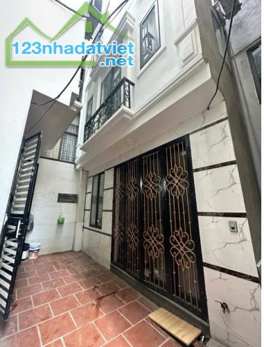 CC bán nhà tổ 15 Yên Nghĩa. 4 tầng (33m²), giá 3.3 tỷ. 50m ra đường ô tô. Lh 0966929600 - 4